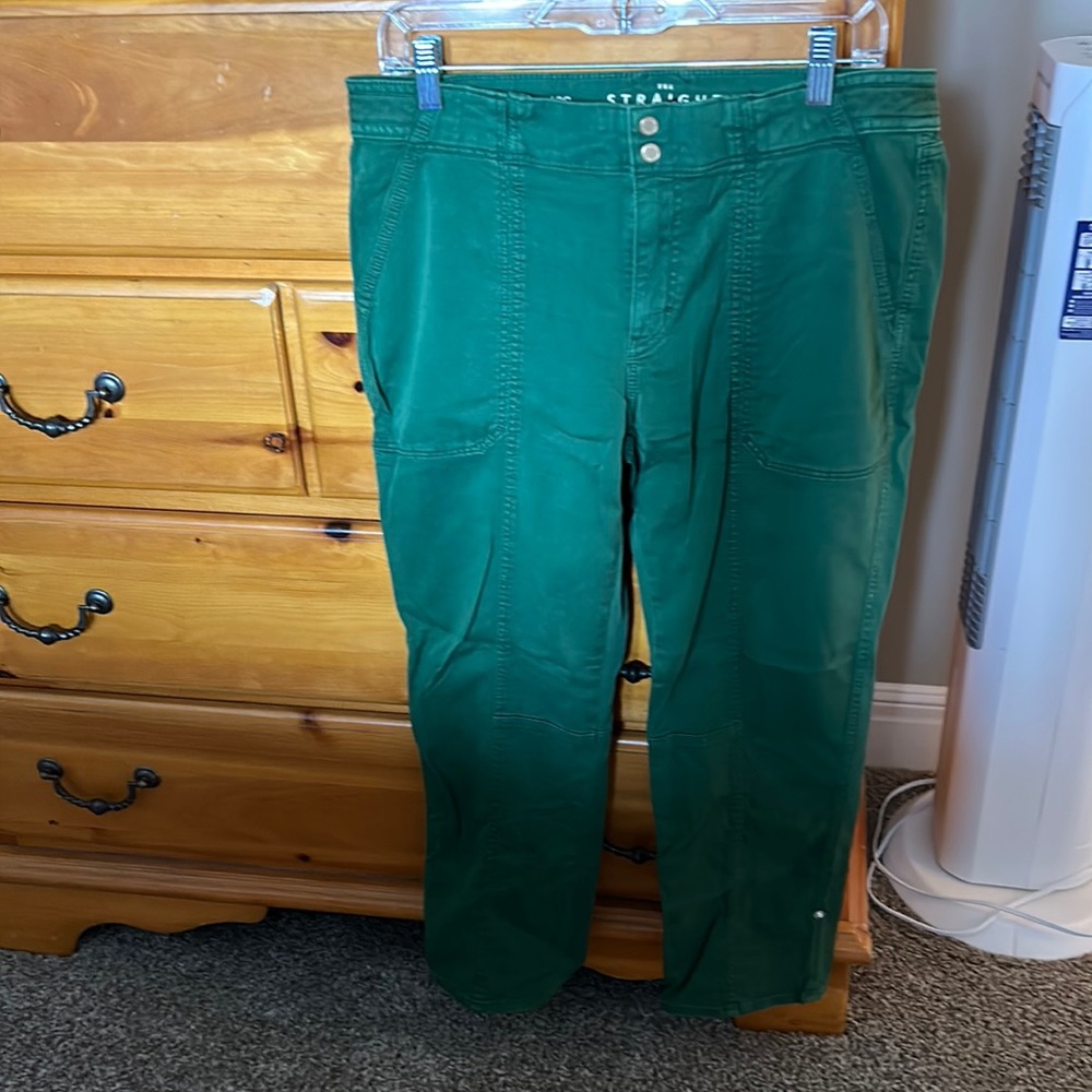 Green straight crop pants